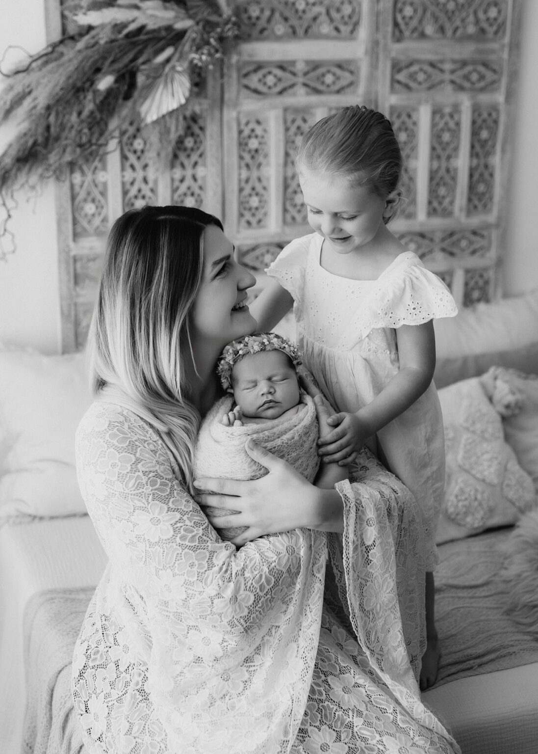 Leipzig Babyfotoshooting, Familie innig mit neugeborenem Baby