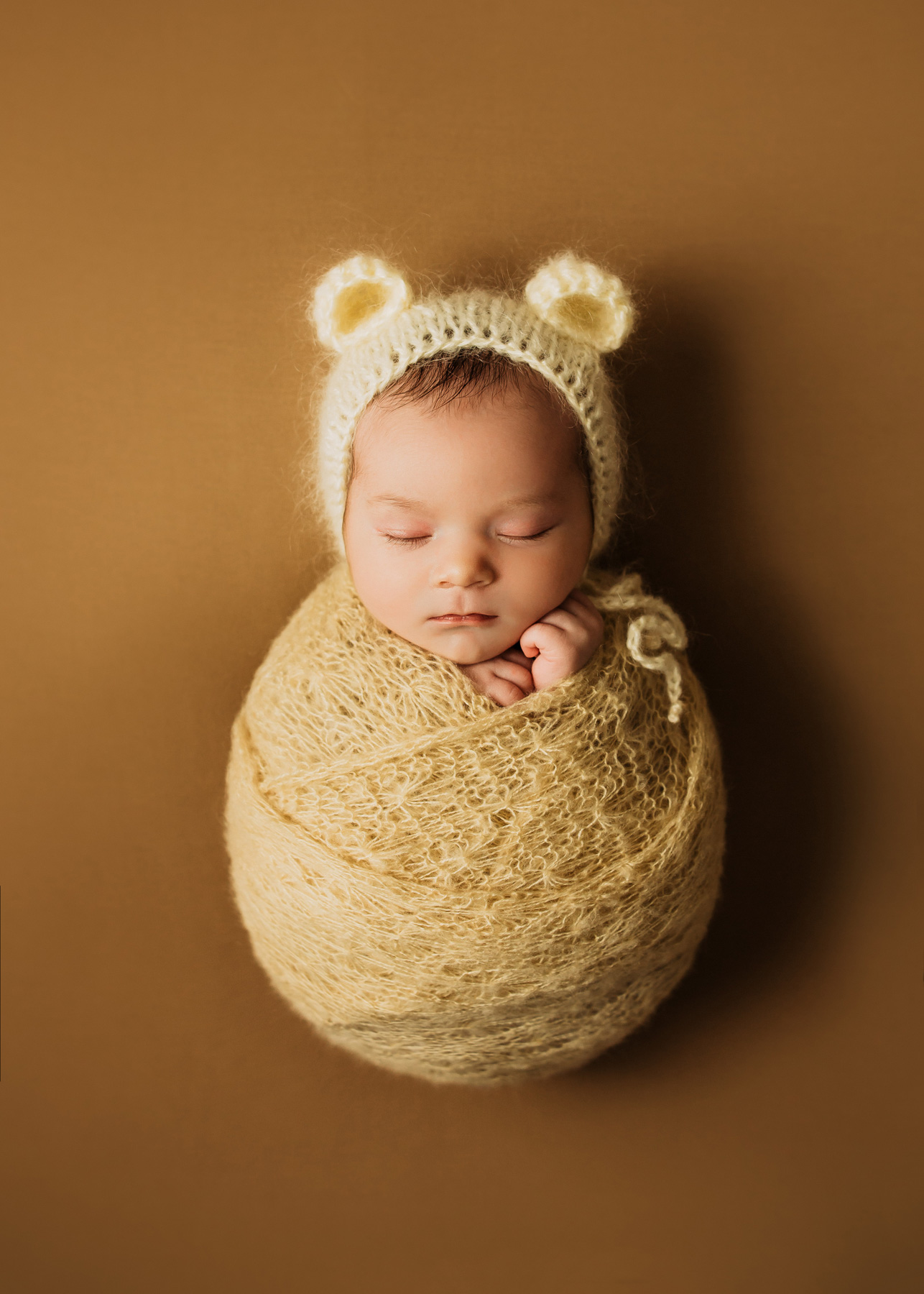 Wittenberg Babyfotoshooting, Neugeborenes liebevoll mit Bärchenmütze fotografiert