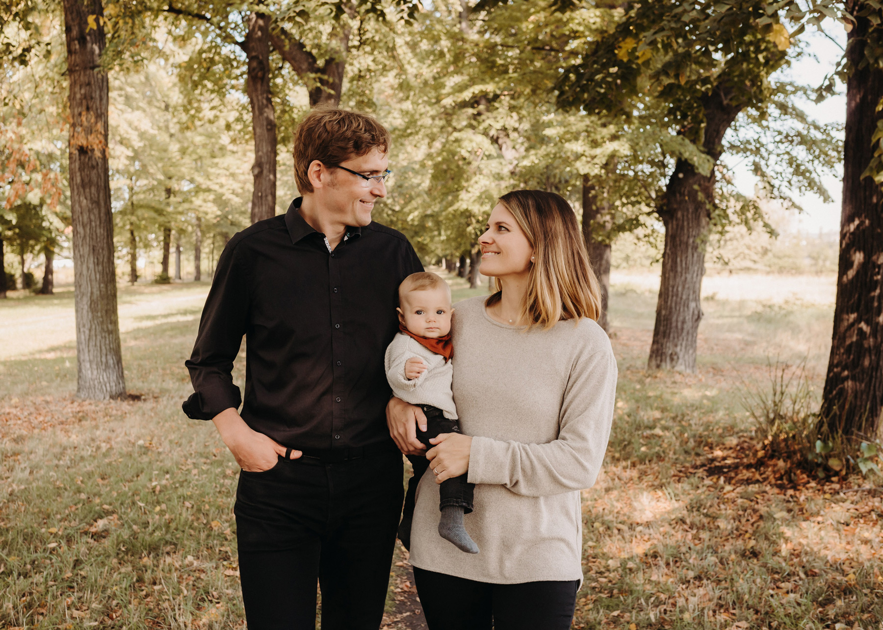Porträt einer Familie im Sonnenlicht – Familien-Fotograf Wittenberg
