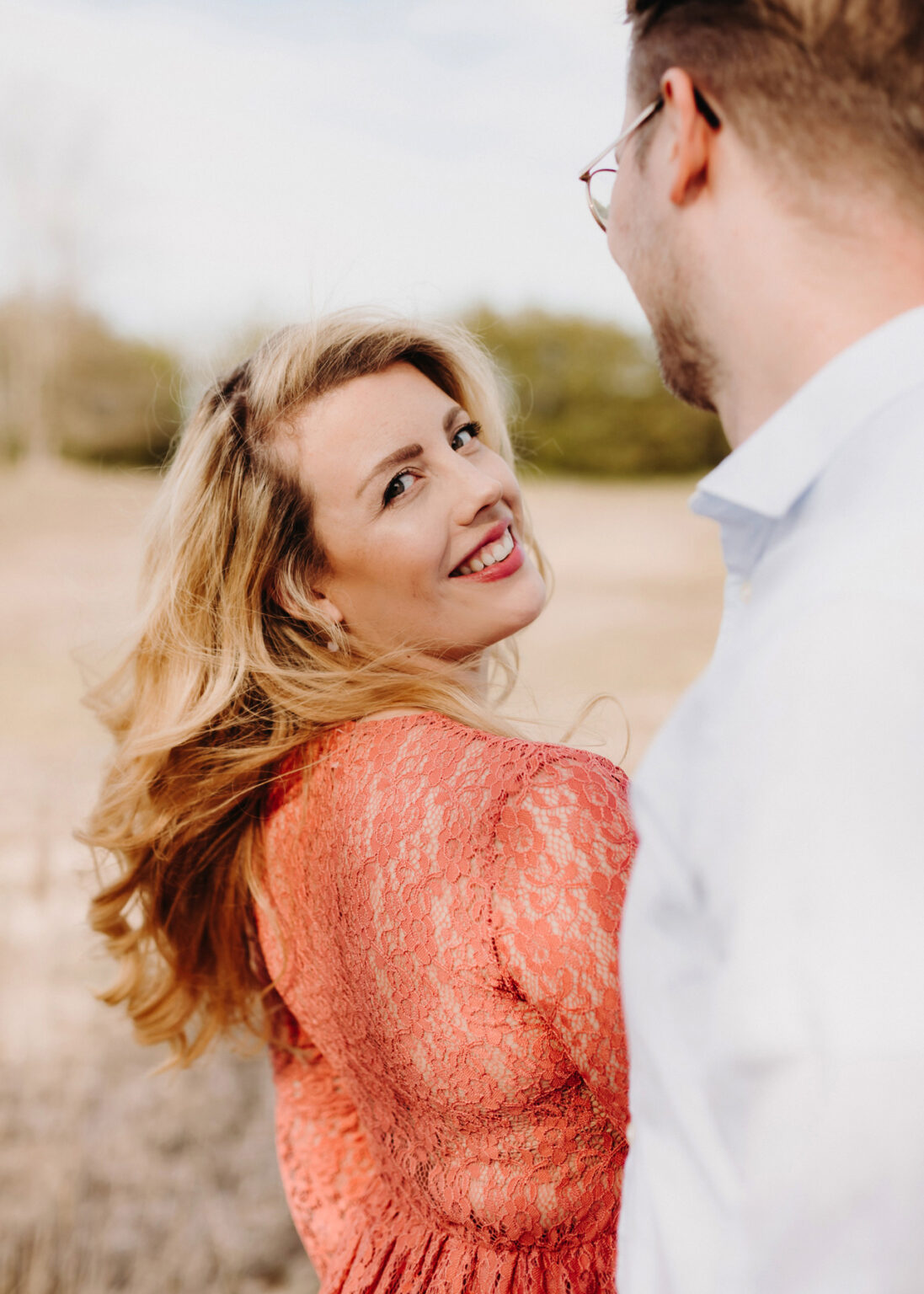 Schwangerschaftsfotografie im goldenen Licht – Babybauch Fotoshooting Halle Saale
