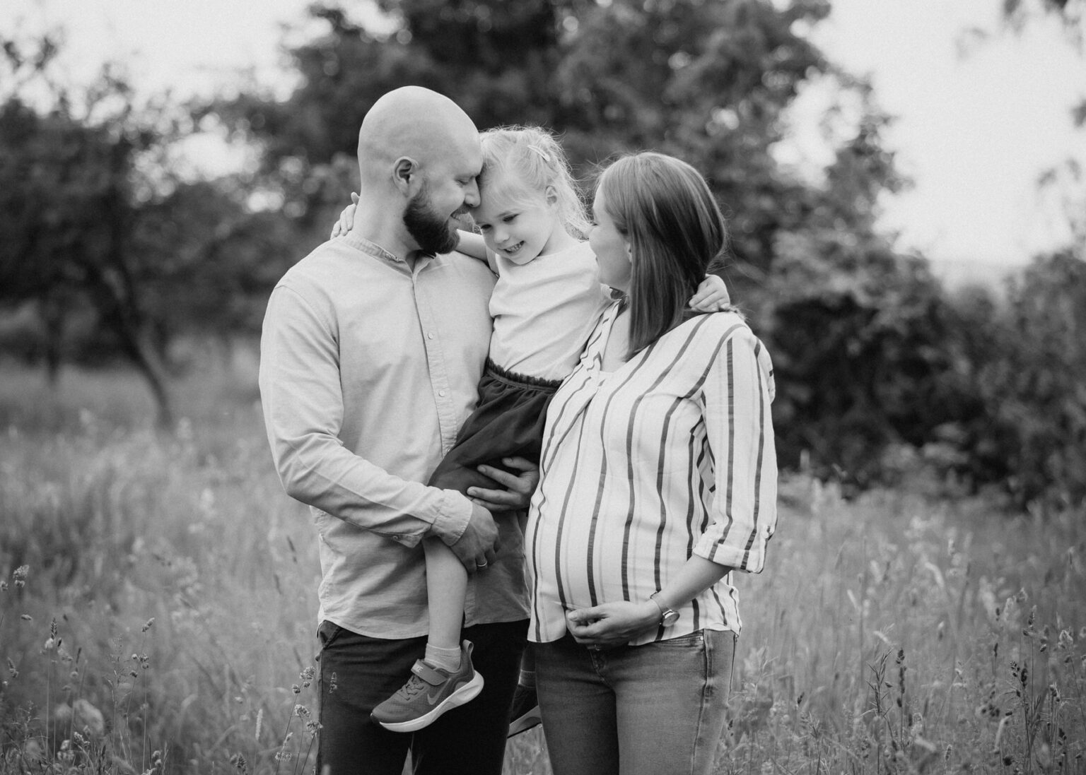 Outdoor Babybauch Fotoshooting mit Familie in der Dübener Heide