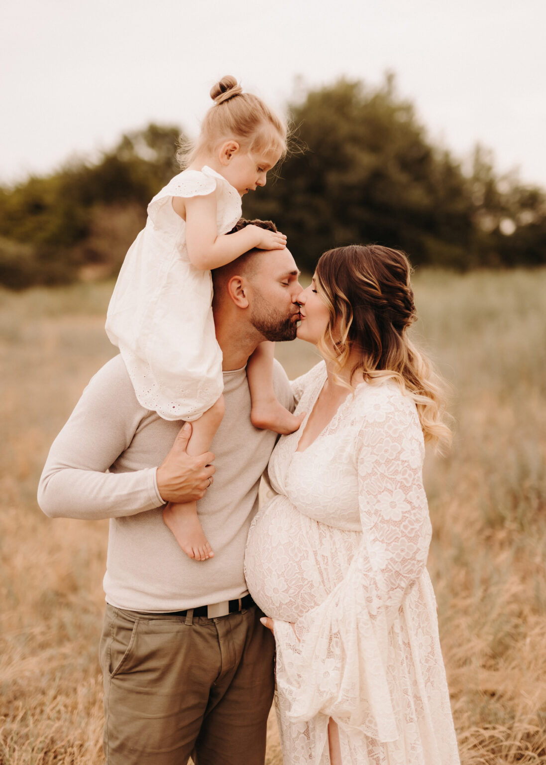 Schwangerschafts-Fotoshooting mit Partner und Kind – Besondere Babybauch-Fotografie in Sachsen-Anhalt