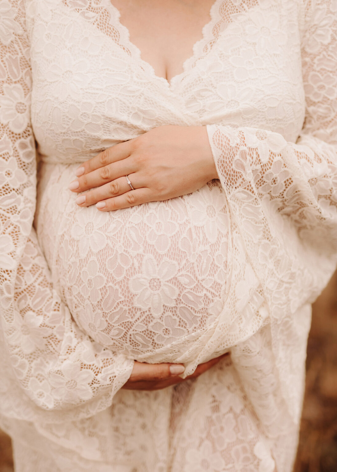 Schwangere im weißen Kleid im Feld beim Babybauch-Fotoshooting mit Fotograf Matthias Popp