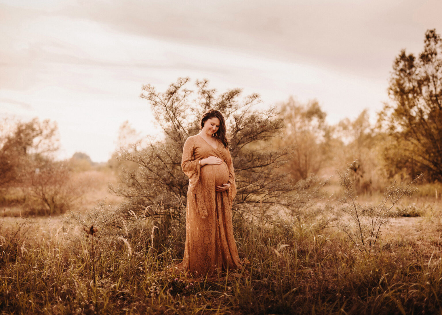 Fotoshooting mit Babybauch im goldenen Abendlicht – Fotograf Halle Saale