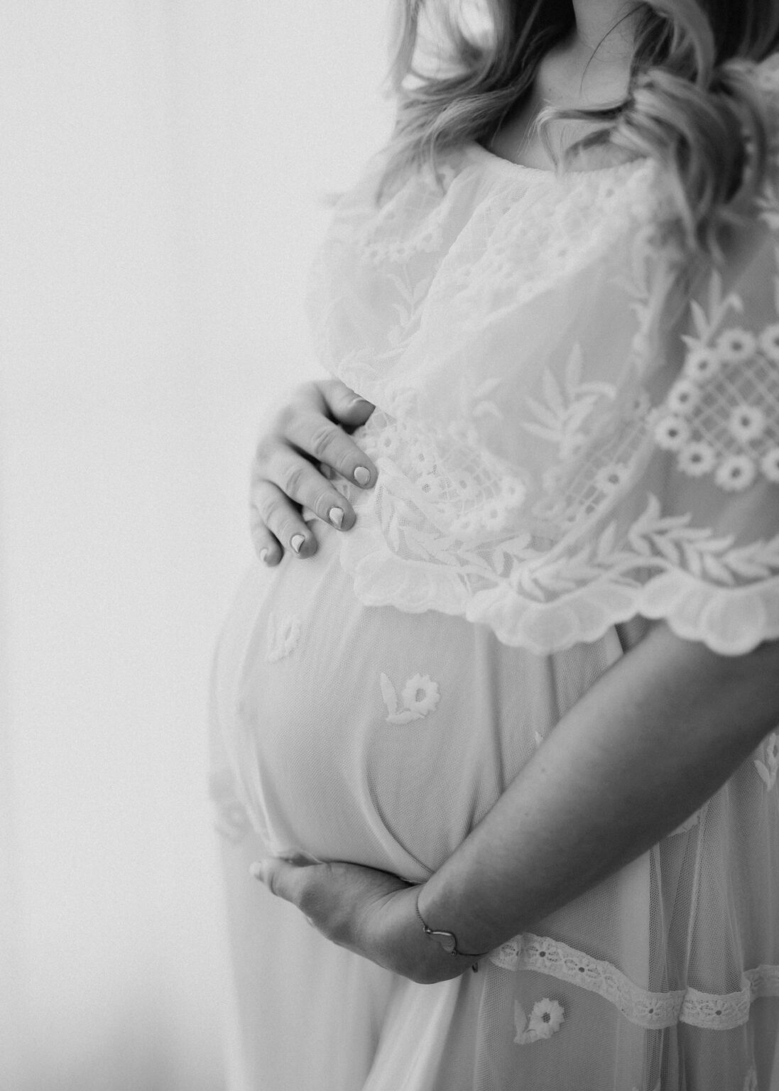 Babybauchfotos elegant in Spitzenkleid – Fotoshooting in Wittenberg