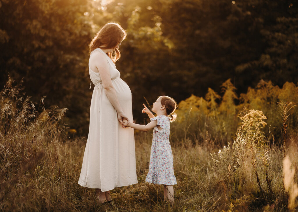 Schwangerschaftsfotos mit Kindern in der Natur – Babybauch Fotograf Halle Saale