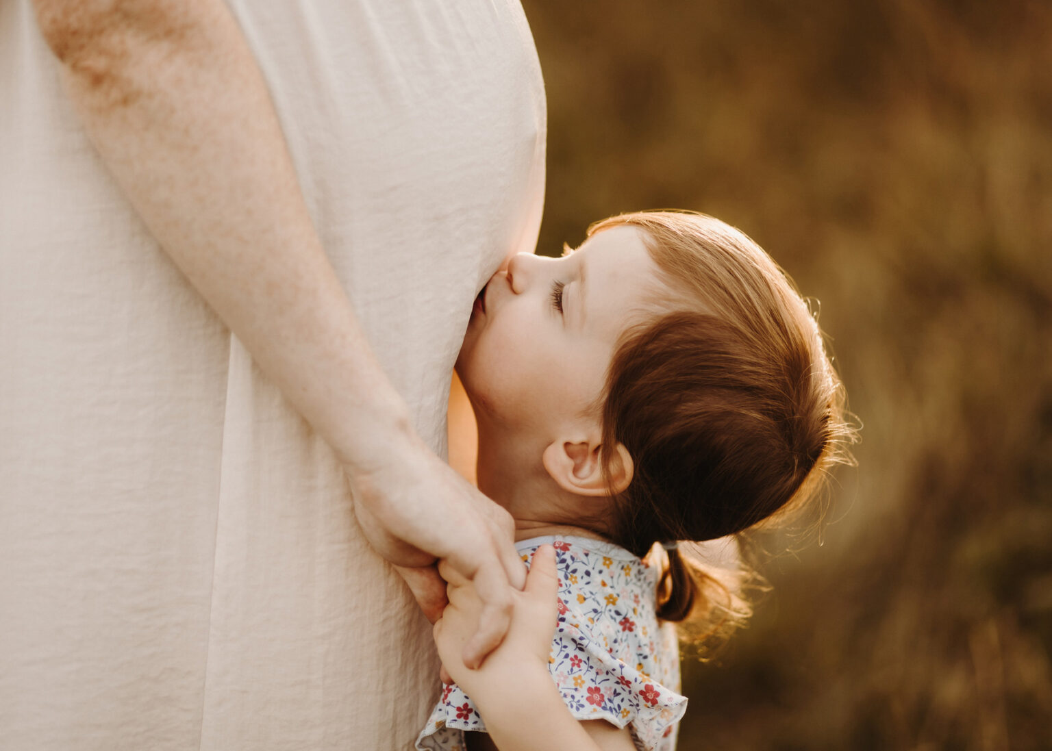 Schwangerschaftsfotos mit Kindern im Abendlicht – Babybauch Fotograf Halle Saale
