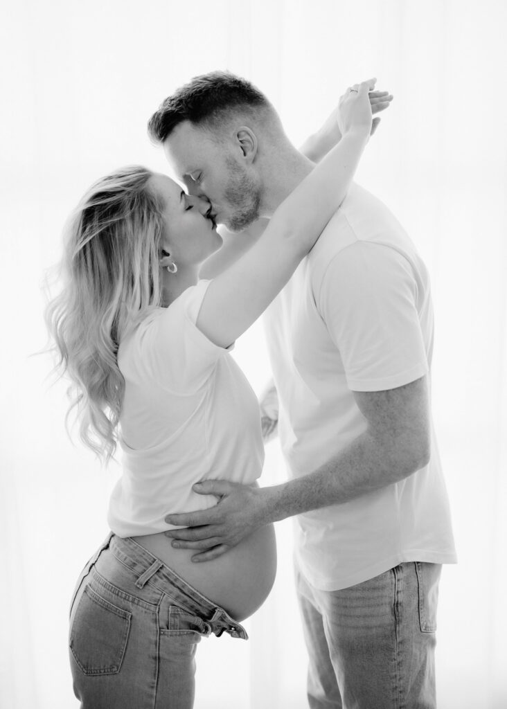 Studiofotos mit Babybauch – Schwarz-weiß-Aufnahme vom Fotoshooting mit Matthias Popp