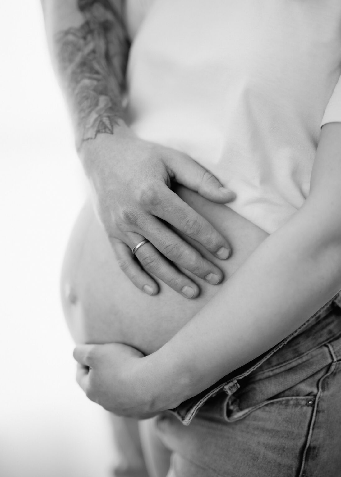 Schwangerschaftsfotografie im hellen Studio