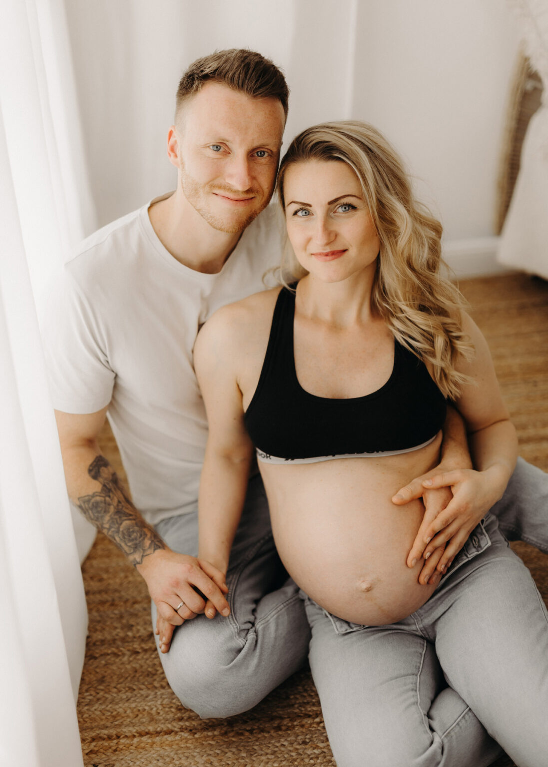 Studio Babybauchfotos mit natürlichem Look – Fotograf Matthias Popp