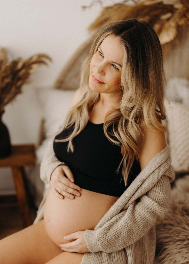 Studiofotos vom Babybauch – Babyfotograf Wittenberg