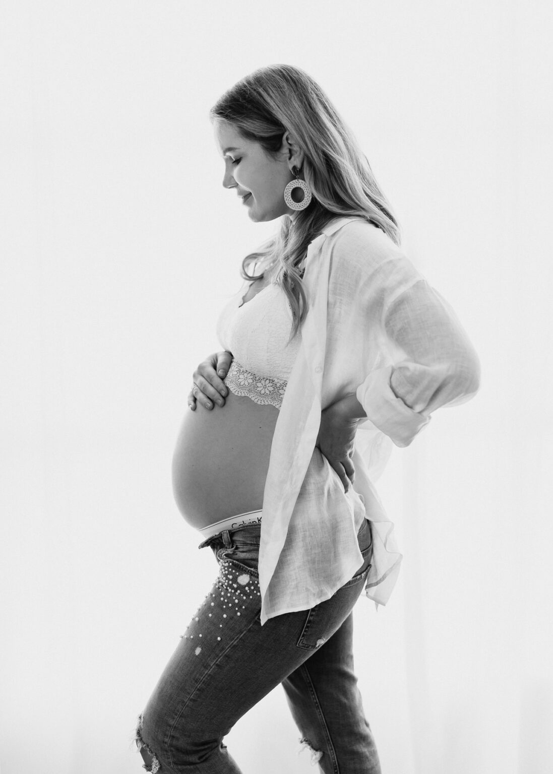 Schwangere Frau im Studio in Schwarzweiß – Fotograf Halle