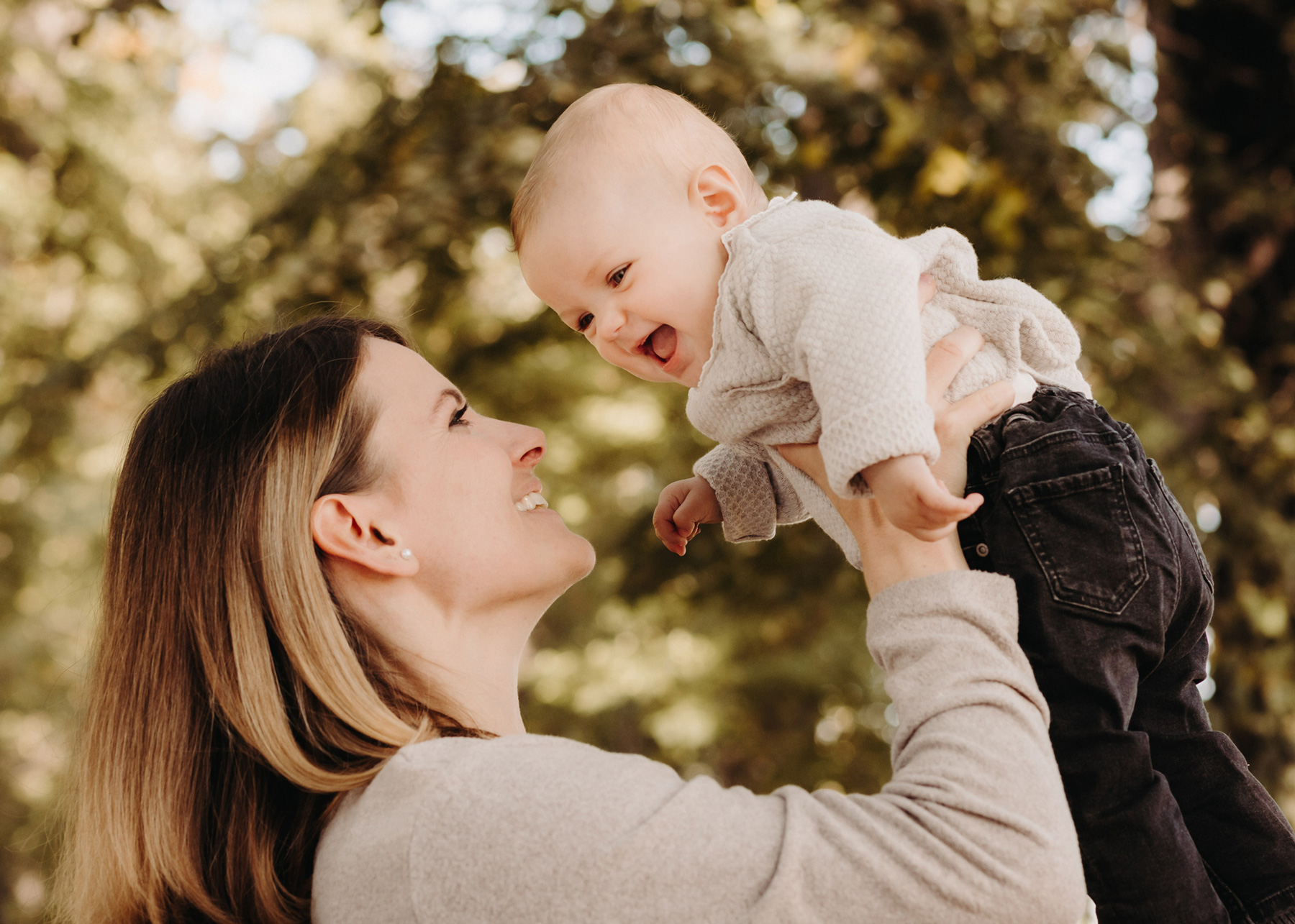 Kind wird lachend hochgehalten – Familien-Fotoshooting Halle Saale