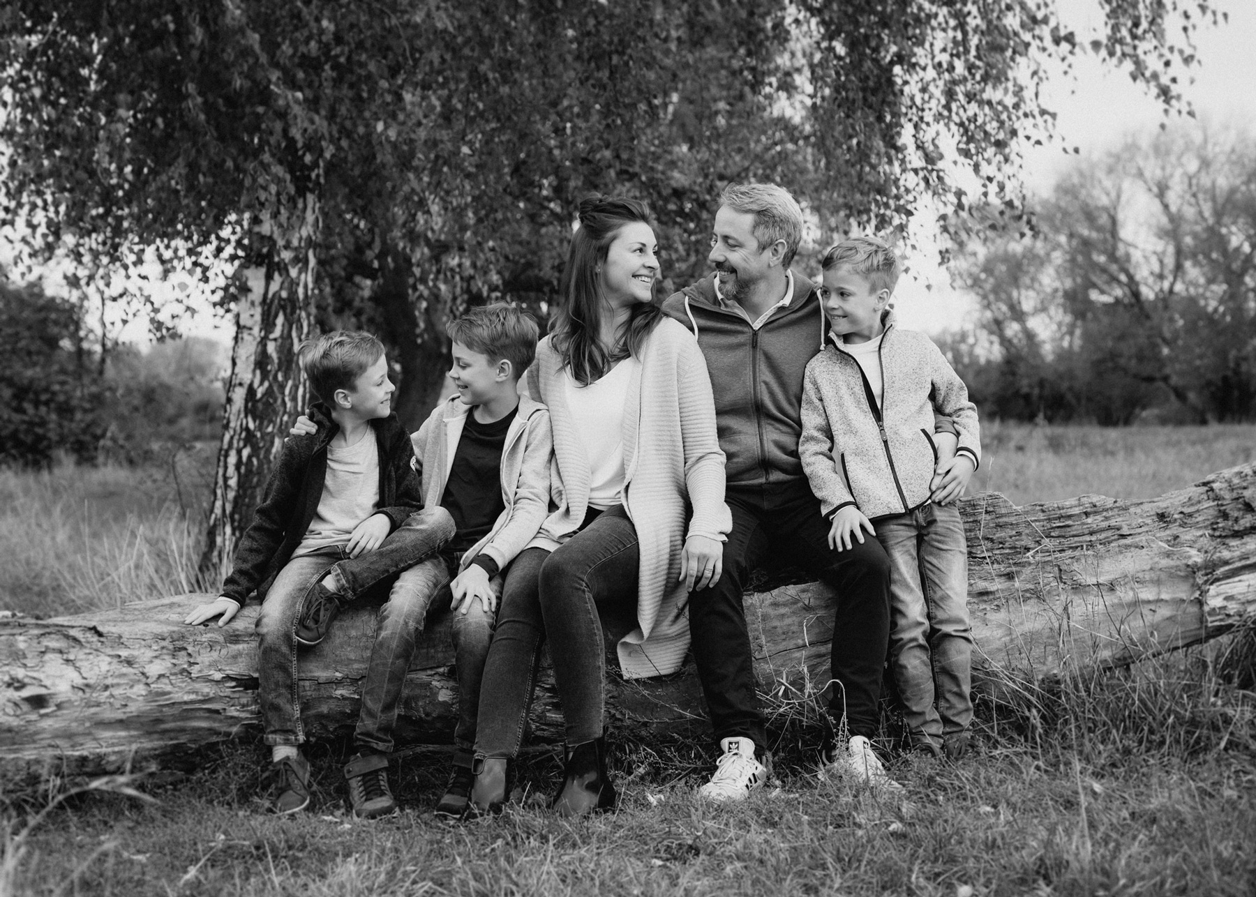 Schwarzweißaufnahme einer Familie – Fotograf Wittenberg