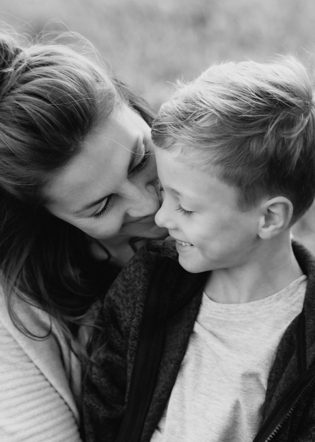 Kinder spielen mit Eltern im Freien – Familien-Fotoshooting Wittenberg