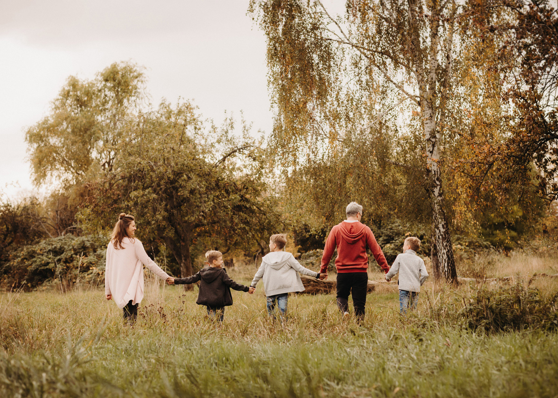 Lächelnde Familie beim Spaziergang – Familienfotograf Dessau