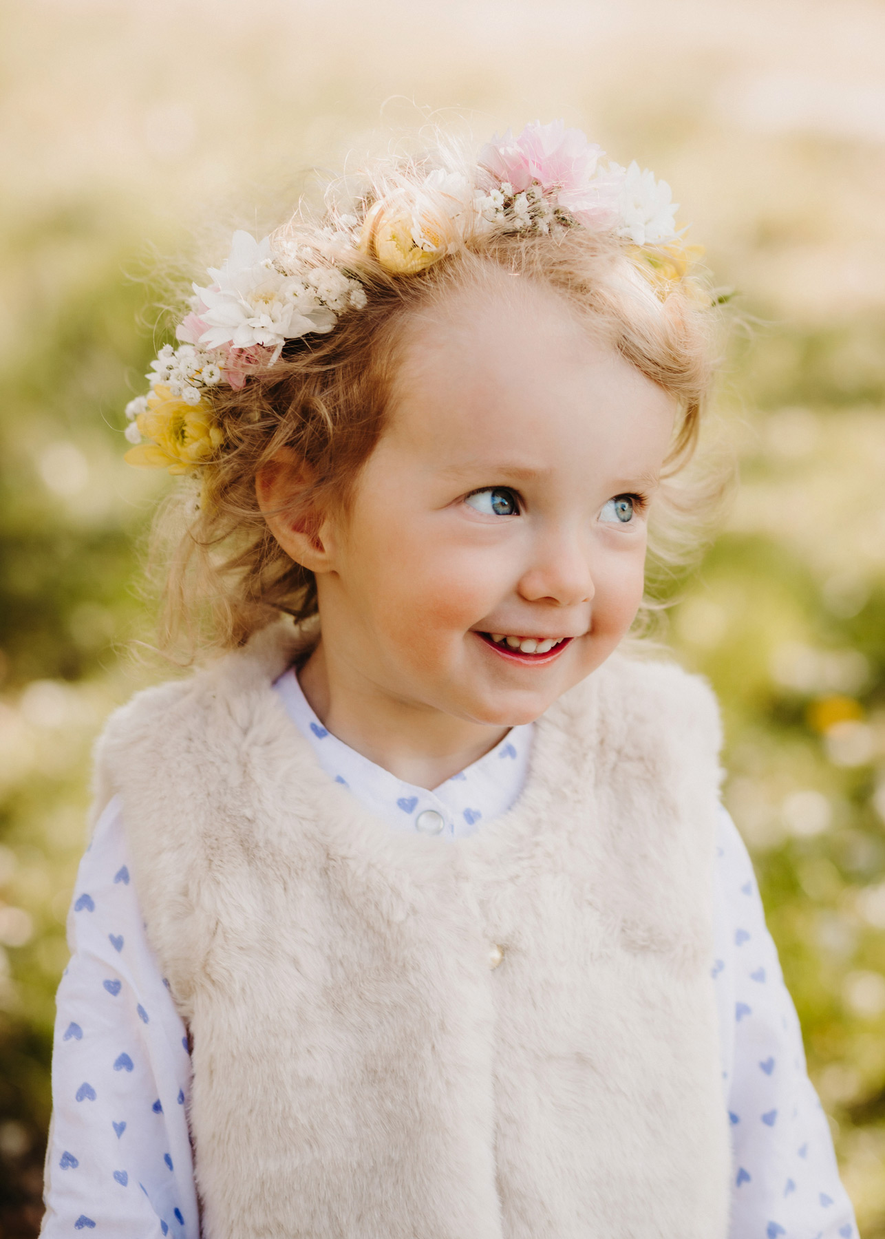 Fotoshooting mit kleinem Kind in der Natur. Familien-Fotoshooting in Bitterfeld