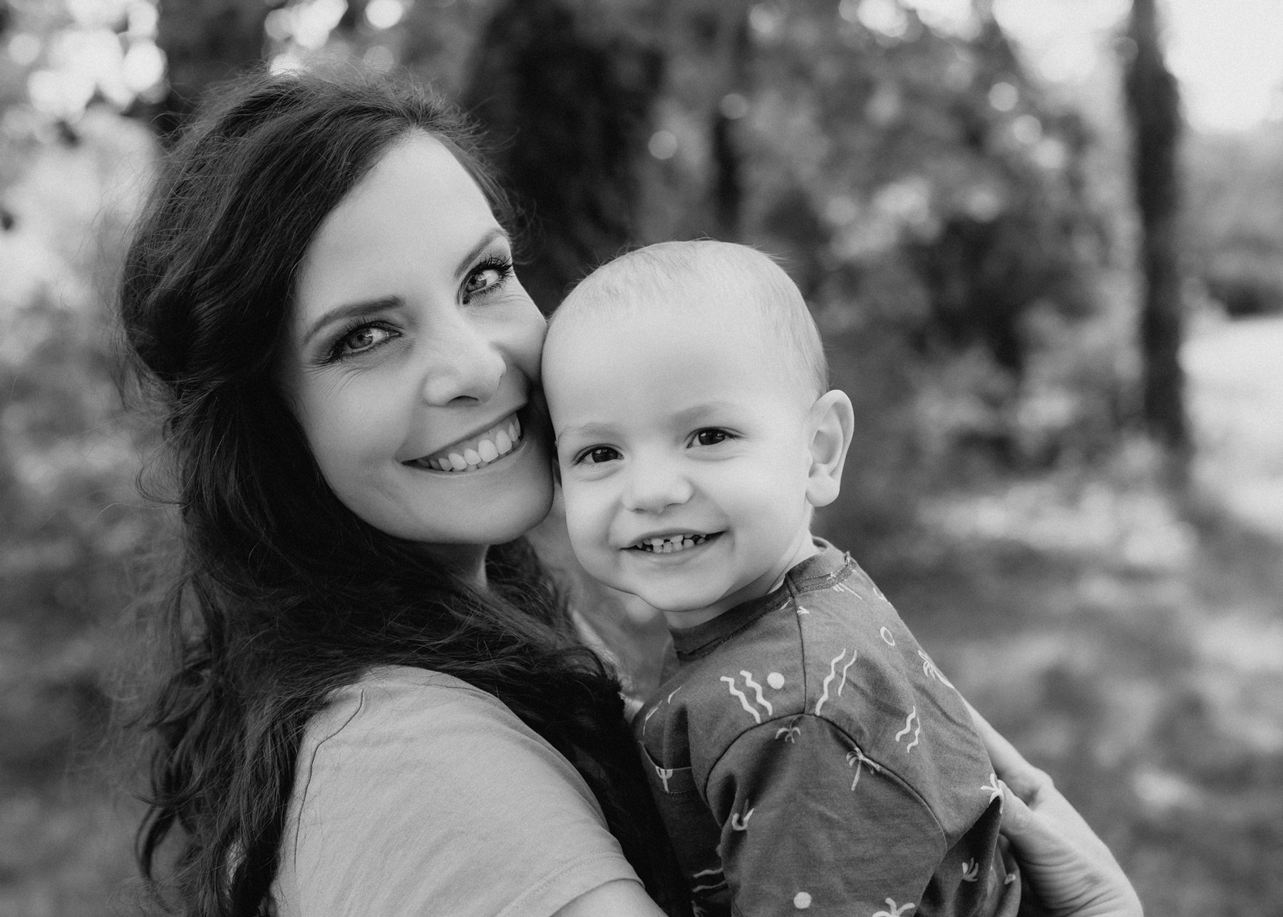 Spielerisches Mutter-Kind-Shooting in Schwarzweiß – Familienfotograf Dessau