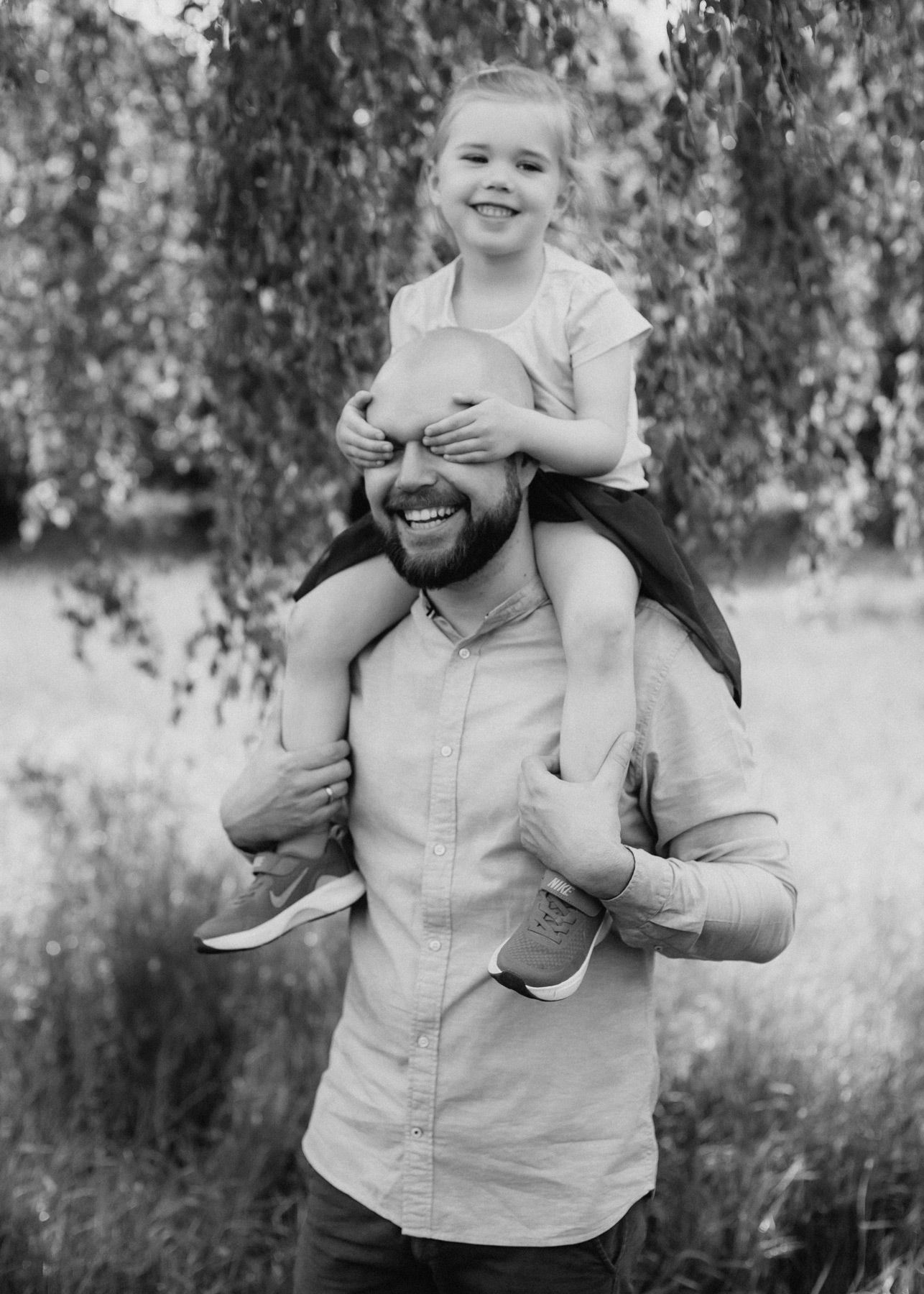 Spielerisches Vater-Kind-Shooting in Schwarzweiß – Familienfotograf Dessau