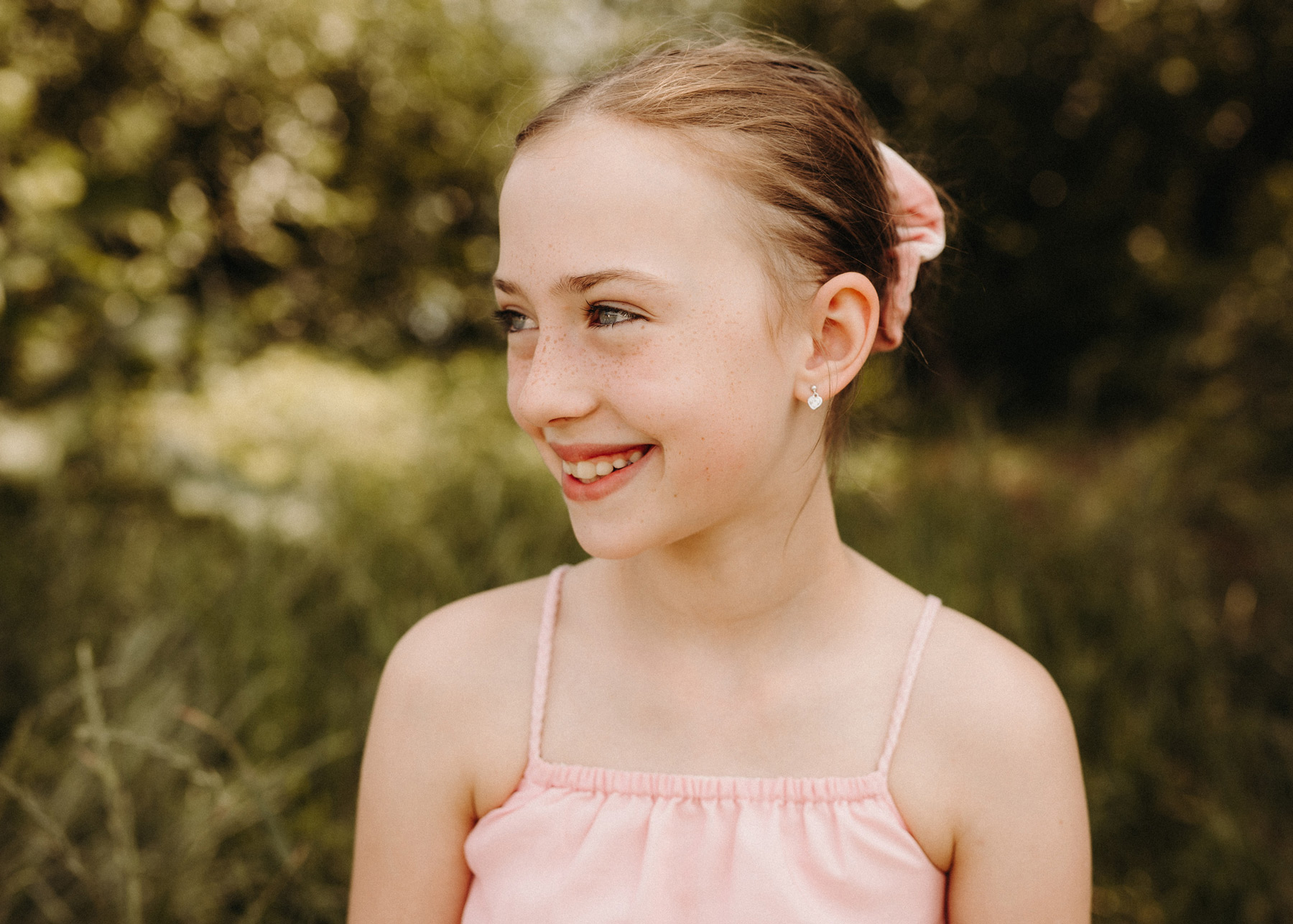 Lachendes Mädchen beim Fotoshooting im Sommer