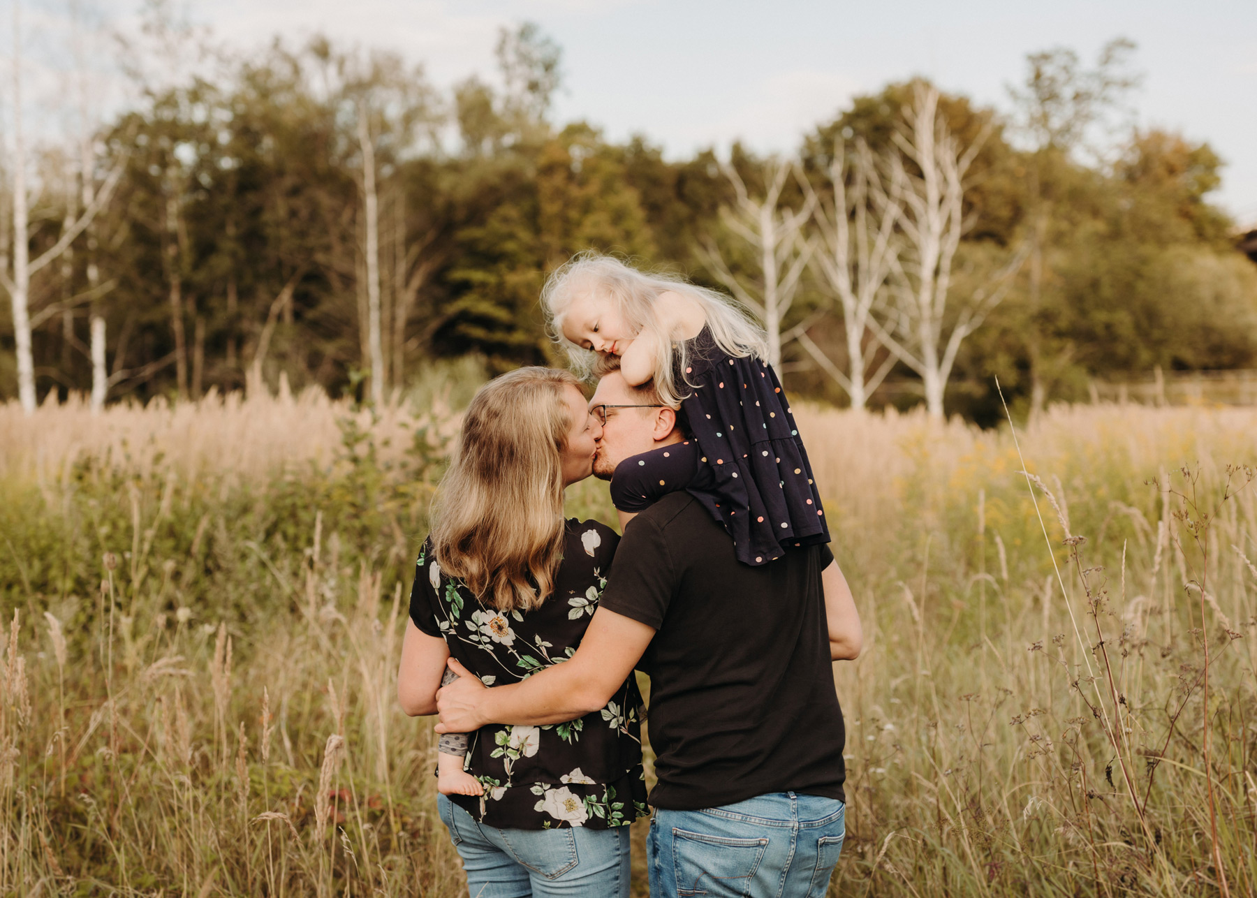 Eltern mit Kind auf den Schultern beim Fotoshooting in der Natur – Familienfotograf Leipzig