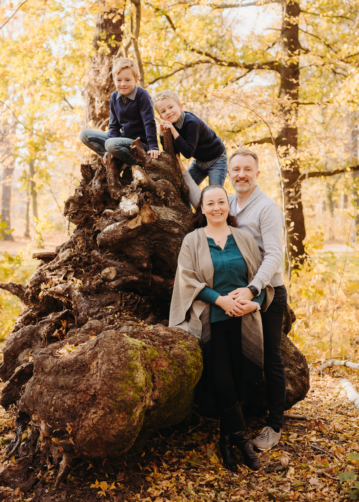 Herbstliches Familienshooting im Grünen mit glücklicher Familie – Familienfotograf Dessau