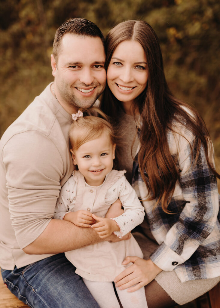 Familie lacht gemeinsam beim Outdoor-Fotoshooting im Herbst – Fotograf Halle Saale