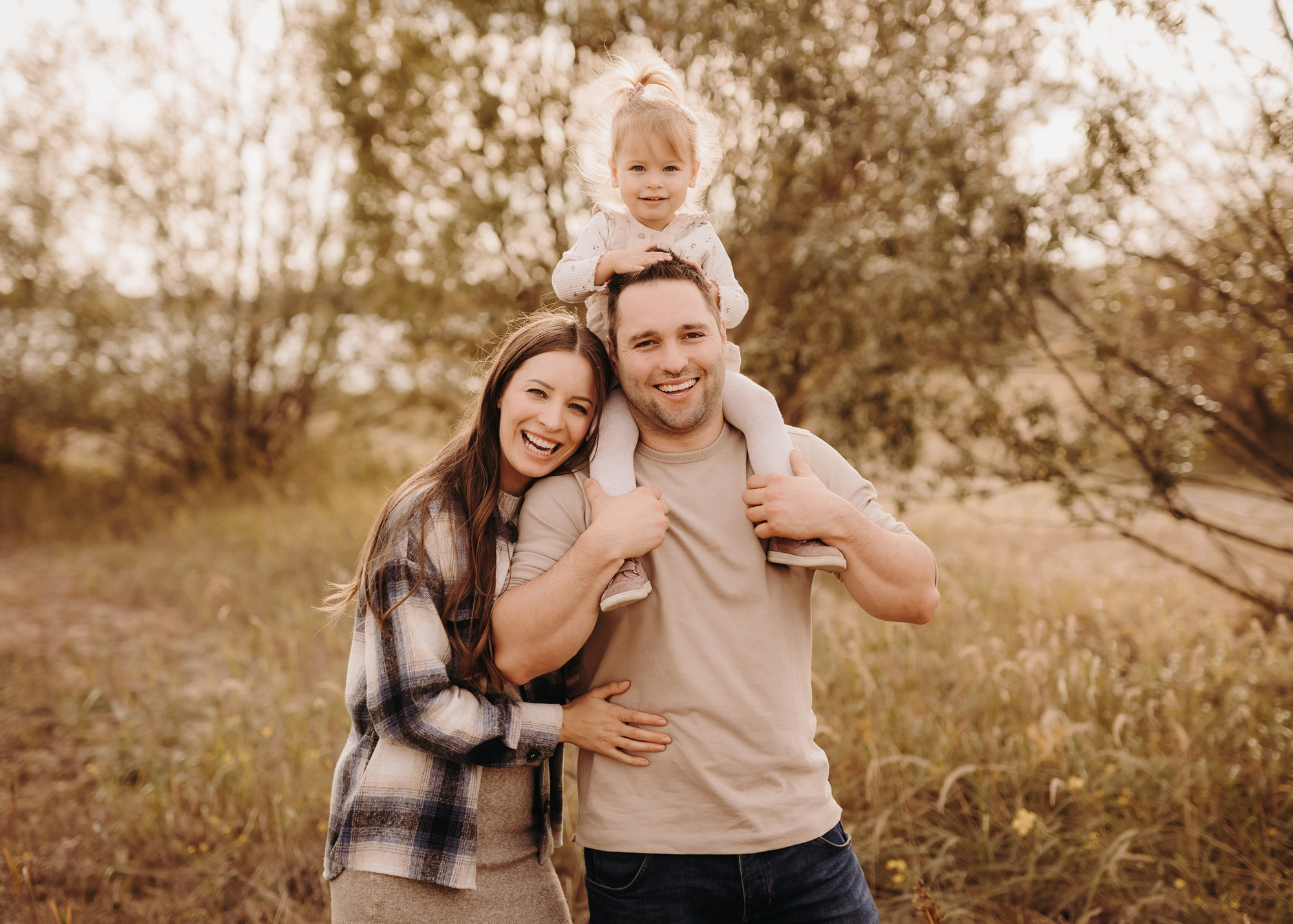 Glückliche Familie beim Fotoshooting im Freien mit Kind auf den Schultern – Familienfotograf Halle