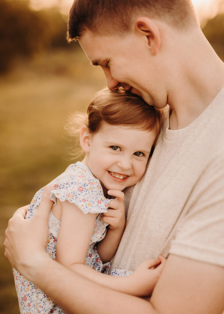 Natürliches Familienfoto mit lachendem Kind – Familien-Fotoshooting in Halle und Leipzig