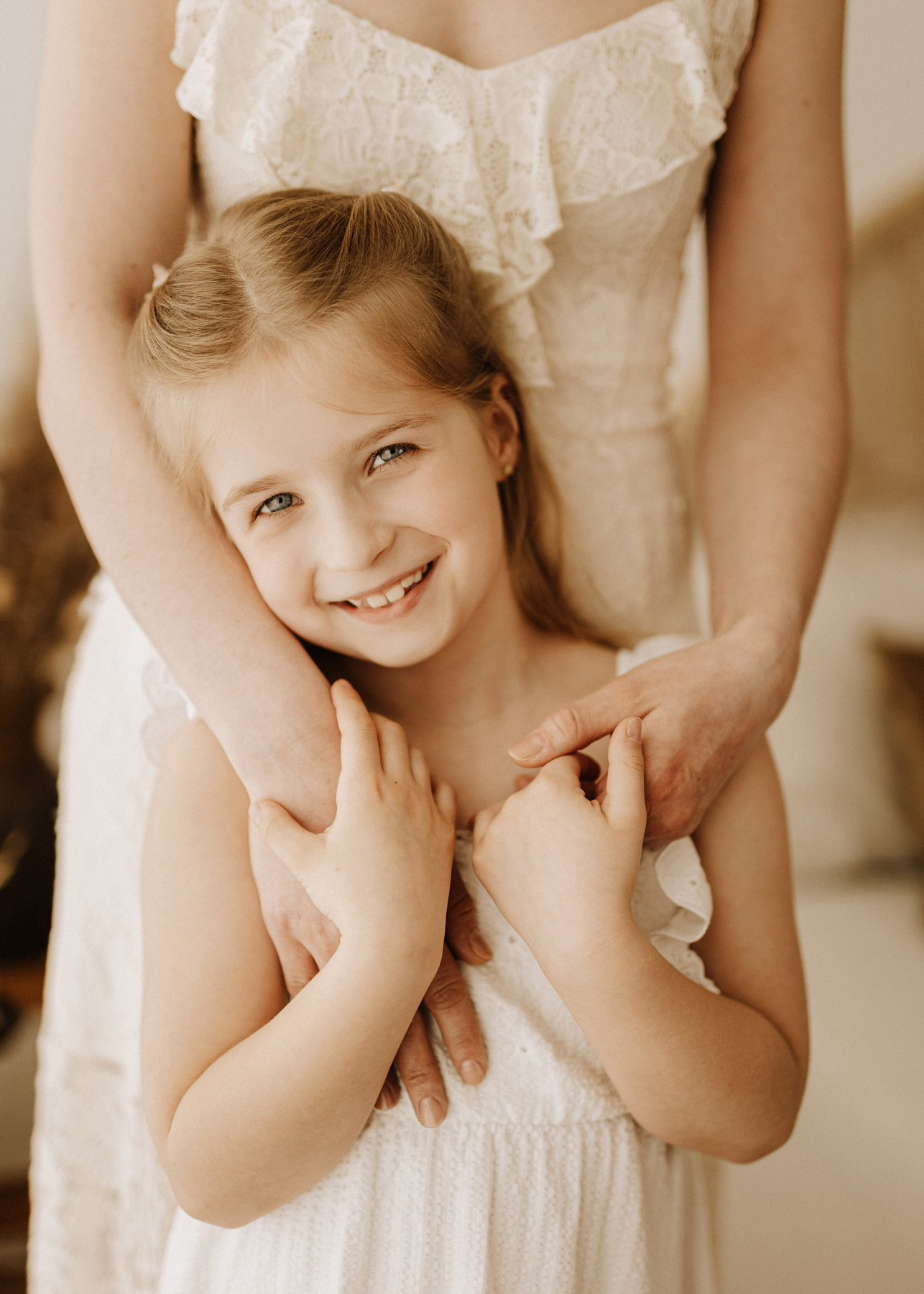 Studio-Fotoshooting mit lachendem Mädchen – Familienfotograf Halle