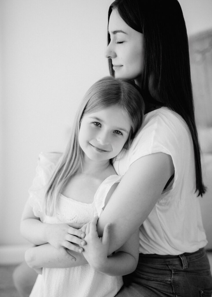 Schwarzweiß-Familienfoto im Studio von Mama und Tochter – Fotostudio Wittenberg
