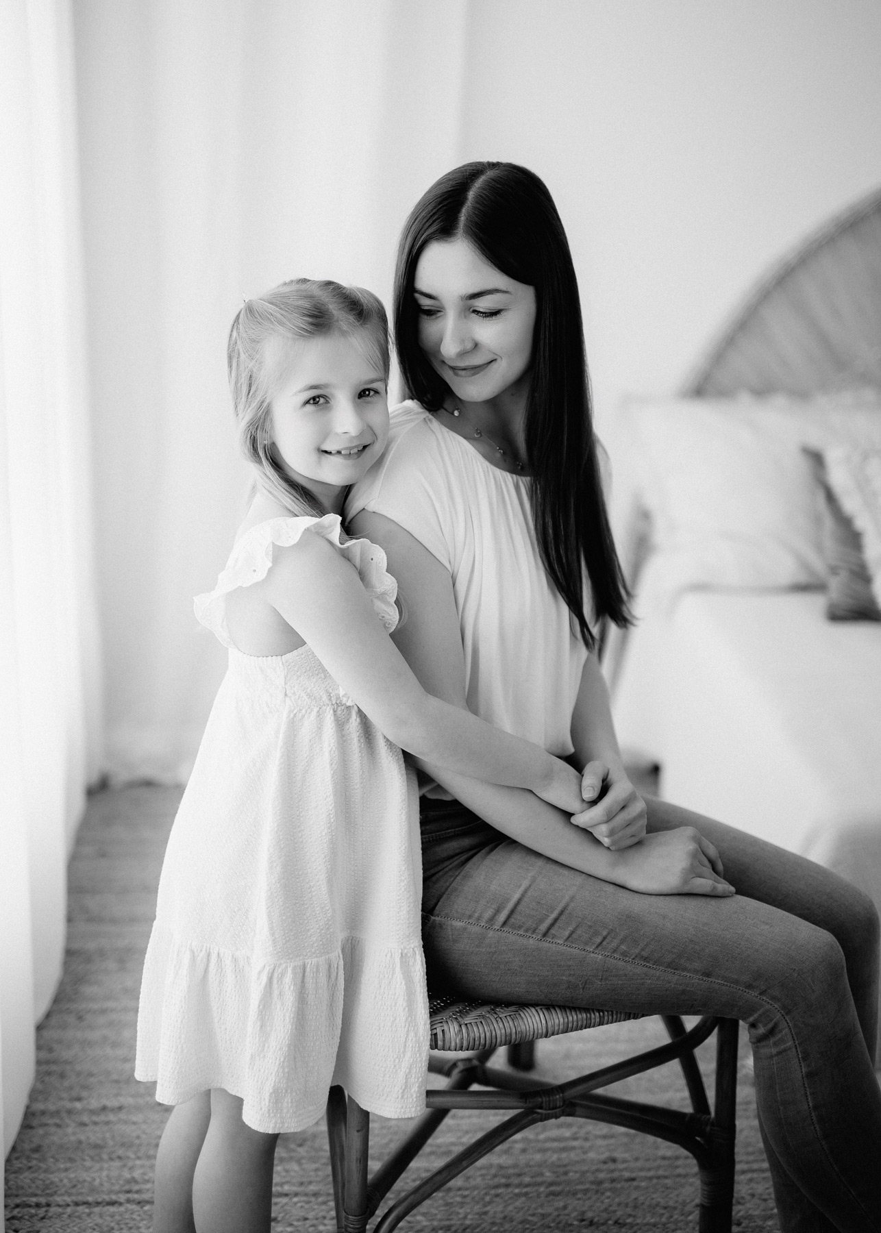 Schwarzweiß-Familienfoto im Studio von Mama und Tochter – Fotograf Wittenberg