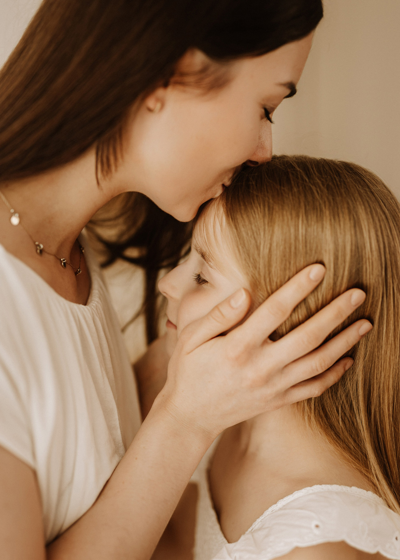 Studioaufnahme mit Kuschelmomenten – Familienfotograf Halle