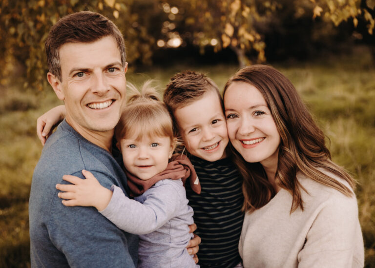 Emotionale Familienfotos in der Natur – Fotograf Leipzig