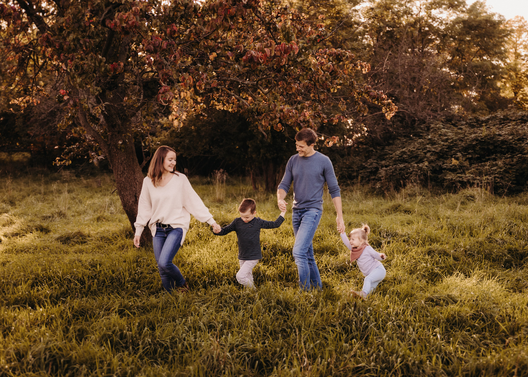 Familienfotos im goldenen Abendlicht an der Saale – Familien-Fotoshooting Halle
