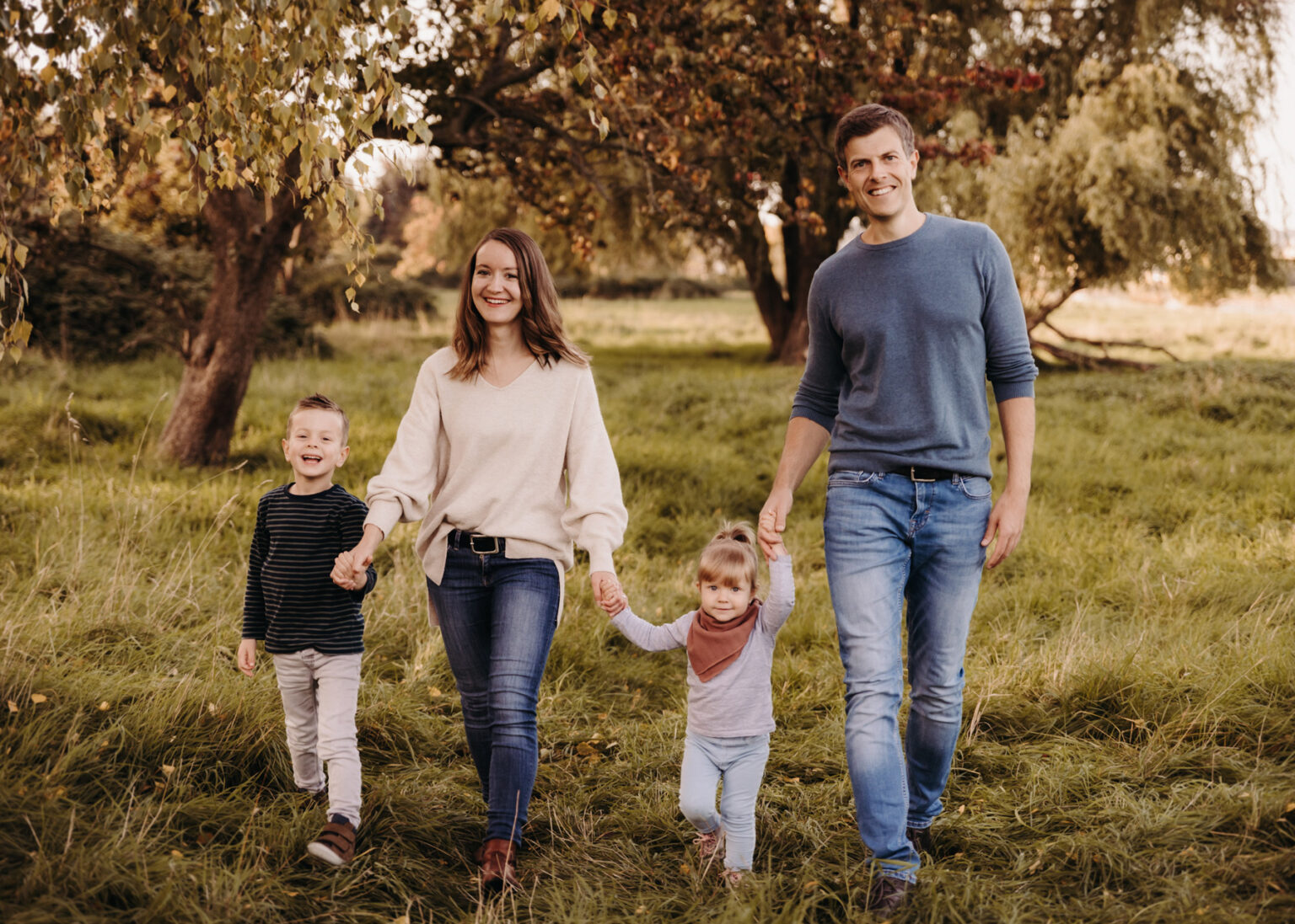 Familienporträts zwischen hohen Gräsern – Familienfotograf Bitterfeld