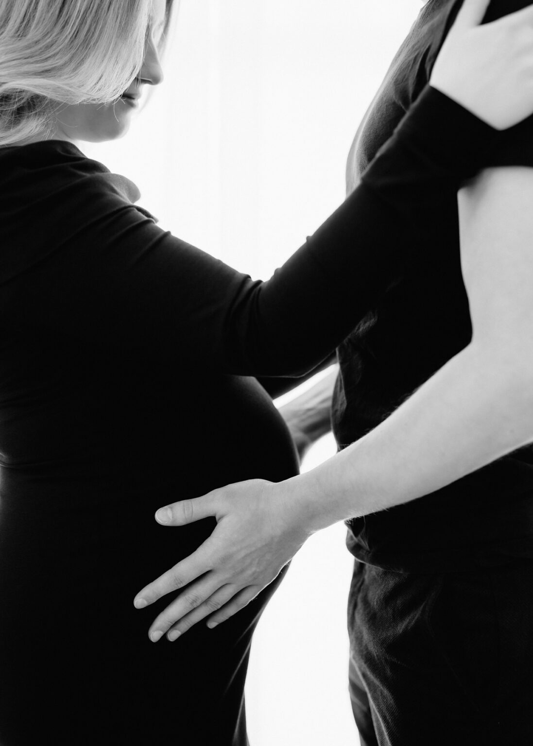 Schwarz-weiß-Foto aus Paarfoto-Fotoshooting mit Babybauch im Studio