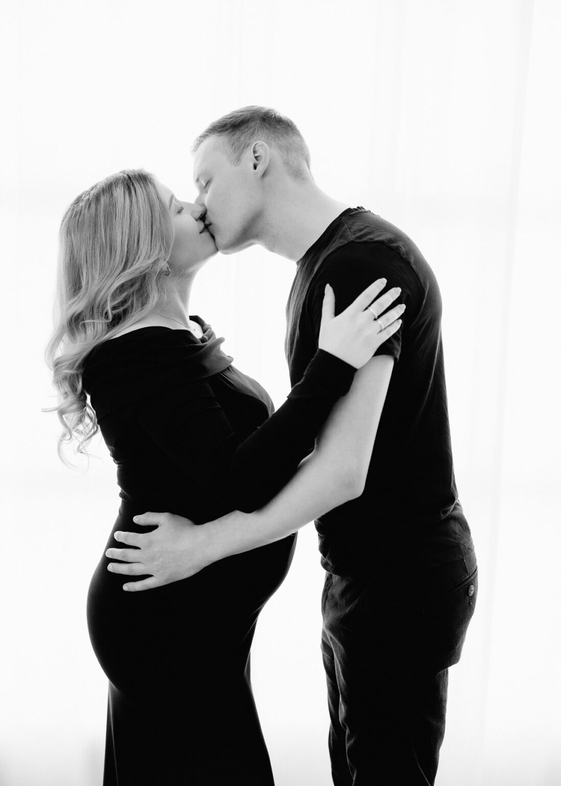Modernes Fotoshooting mit Babybauch in Fotostudio Wittenberg