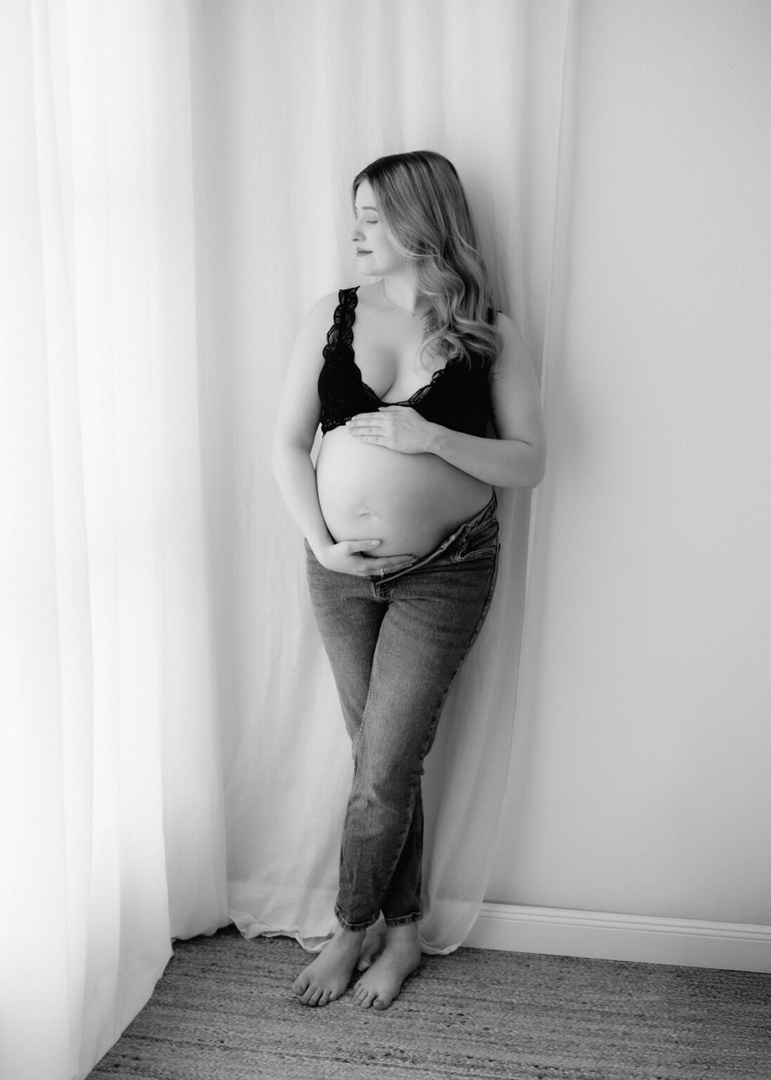 Modernes Fotoshooting mit Babybauch in Fotostudio Dessau