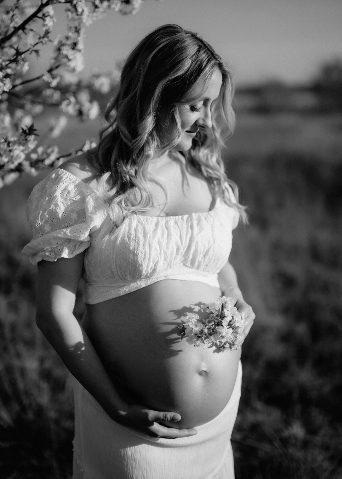 Babybauchfotografie mit Blumenstrauß – Schwarzweißfoto von Fotograf Halle