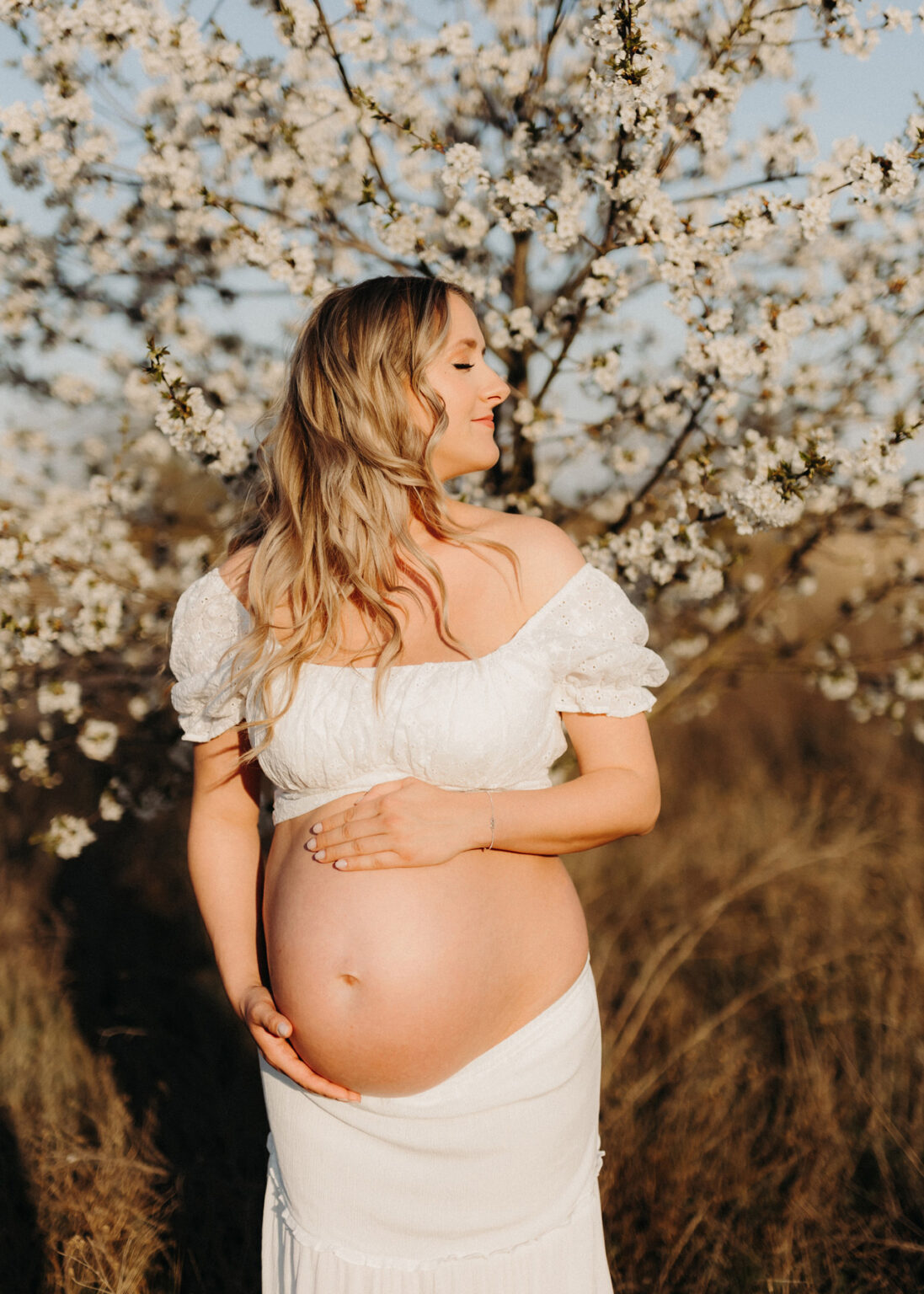 Babybauchfotoshooting im Sommerlicht