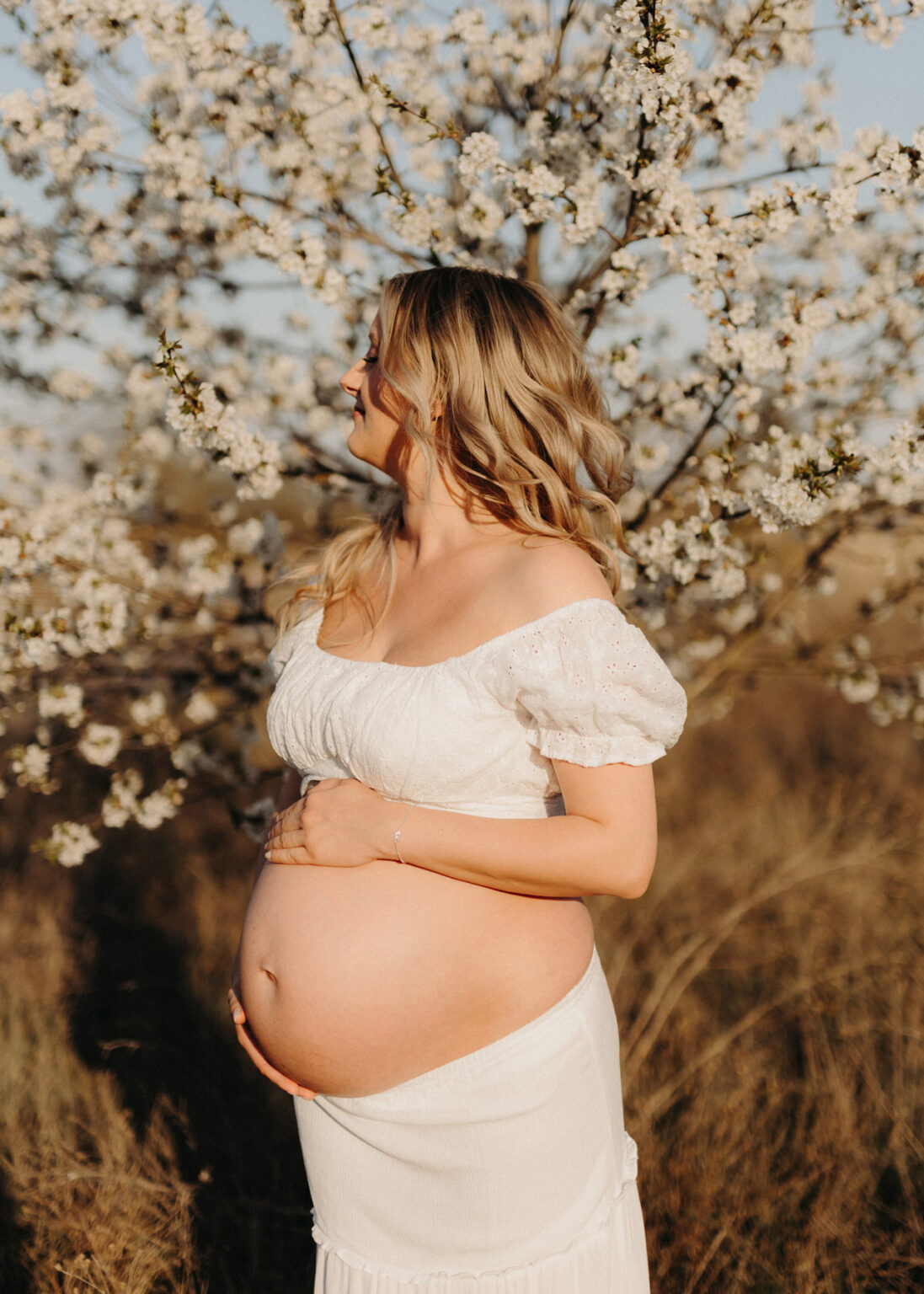 Fotoshooting Babybauch in der Abendsonne
