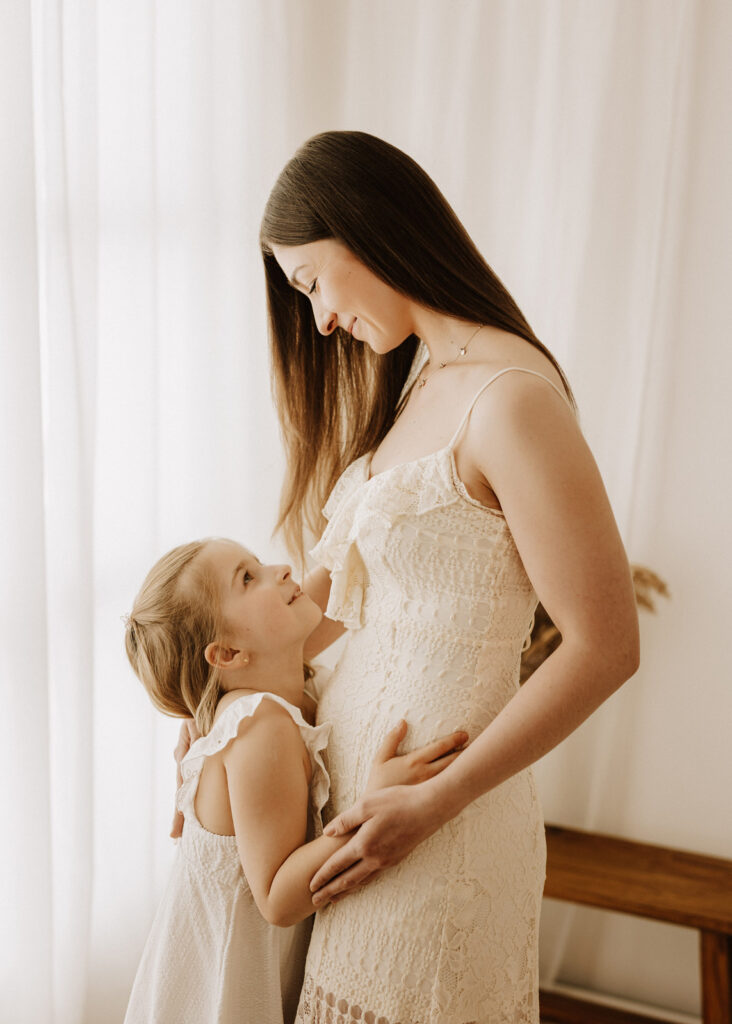 Familienfotoshooting mit Mama und Tochter im Studio. Fotograf in Halle, Leipzig, Dessau, Wittenberg, Bitterfeld.