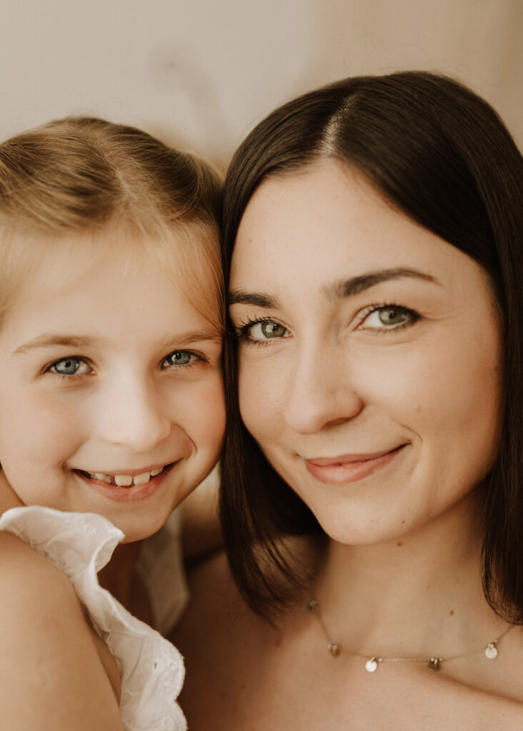 Familienfotoshooting mit Mama und Tochter im Studio. Fotograf in Halle, Leipzig, Dessau, Wittenberg, Bitterfeld.
