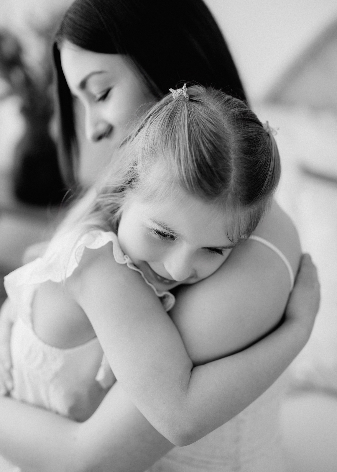Familienfotoshooting mit Mama und Tochter im Studio. Fotograf in Halle, Leipzig, Dessau, Wittenberg, Bitterfeld.