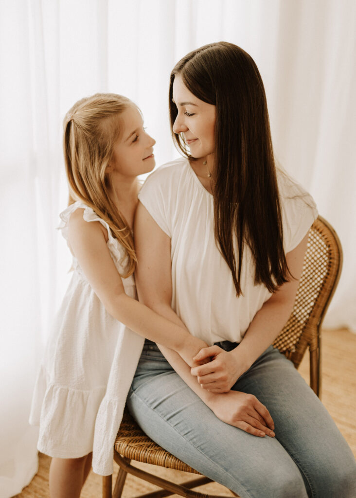 Familienfotoshooting mit Mama und Tochter im Studio. Fotograf in Halle, Leipzig, Dessau, Wittenberg, Bitterfeld.