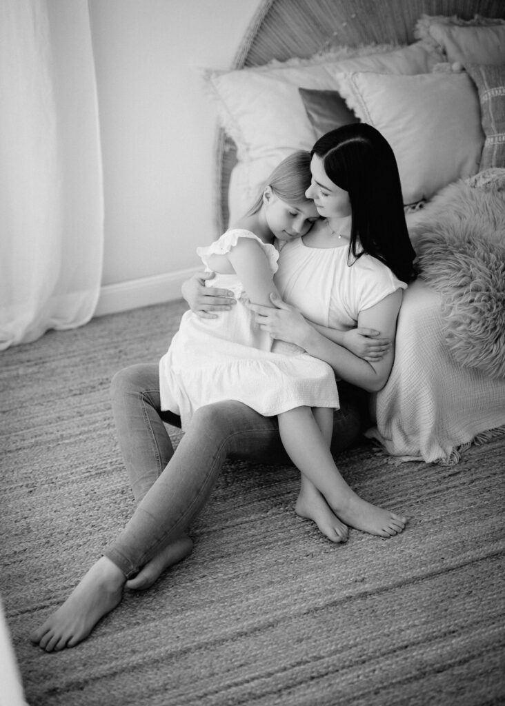 Familienfotoshooting mit Mama und Tochter im Studio. Fotograf in Halle, Leipzig, Dessau, Wittenberg, Bitterfeld.