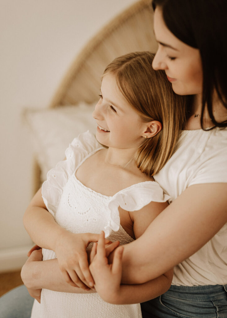 Familienfotoshooting mit Mama und Tochter im Studio. Fotograf in Halle, Leipzig, Dessau, Wittenberg, Bitterfeld.