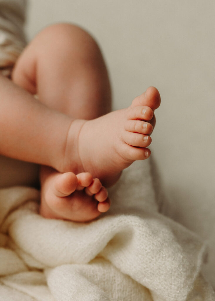 Detailaufnahme Babyfüße. Babyfotoshooting Neugeborenes Baby im Fotostudio