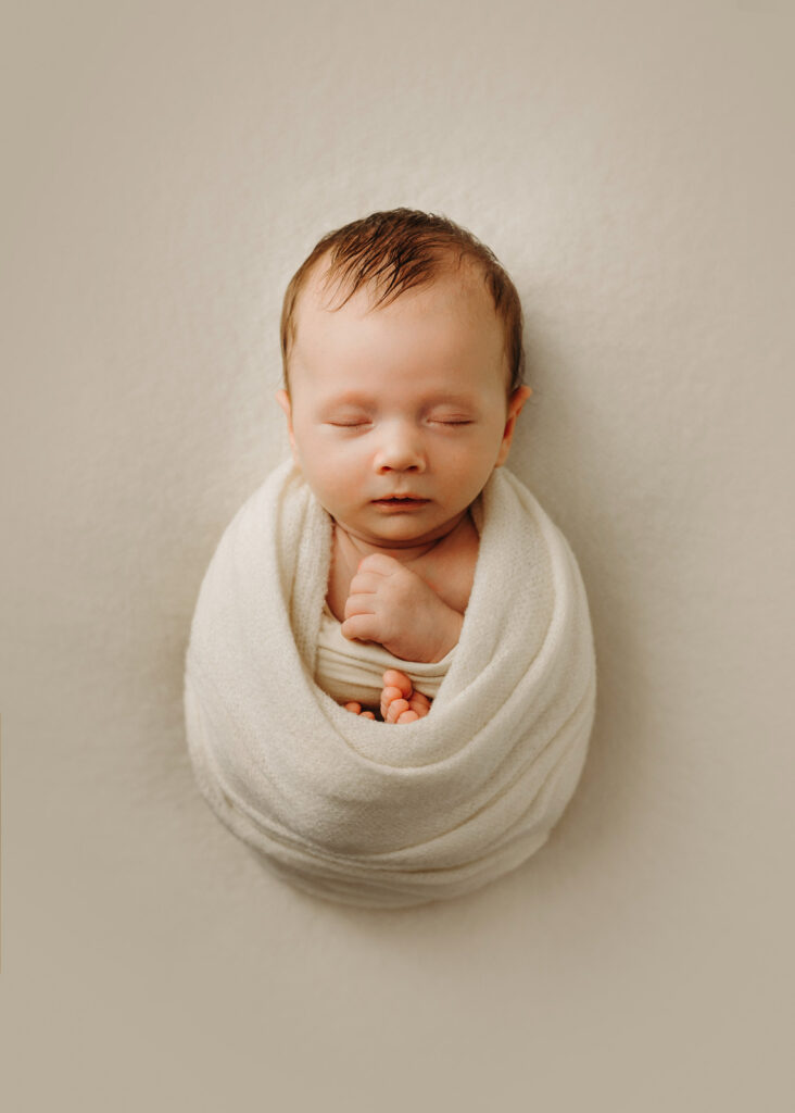 Babyfotoshooting neugeborenes Baby im Fotostudio. Moderne Babyfotografie